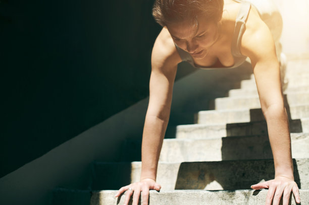 楼梯，健康和女性在台阶上做俯卧撑作为锻炼，锻炼和健康的户外肌肉力量。积极，强壮和女性运动员训练外，以适应，健康和健康图片下载