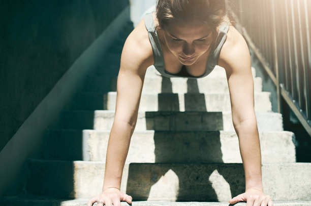 俯卧撑，楼梯和健身女性在手臂的锻炼，锻炼和运动常规的肌肉力量。女、步和人在平板支撑训练中，健体健体在运动中锻炼强壮的臂膀图片下载