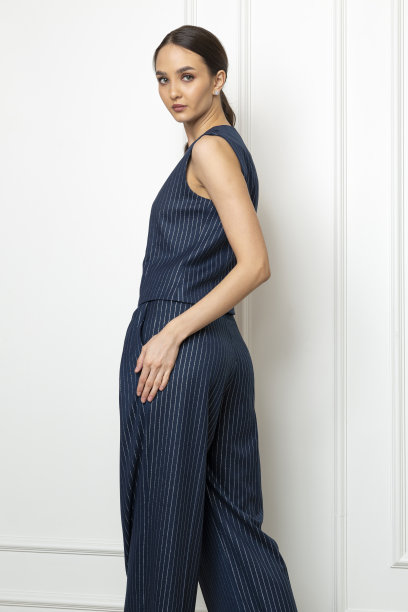 棕色头发的年轻模特穿着秋季概念服装。图片下载