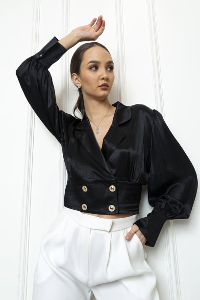 棕色头发的年轻模特穿着秋季概念服装。图片下载