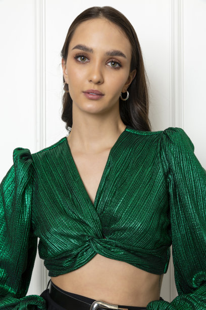 棕色头发的年轻模特穿着秋季概念服装。图片下载