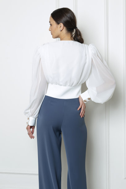 棕色头发的年轻模特穿着秋季概念服装。图片下载