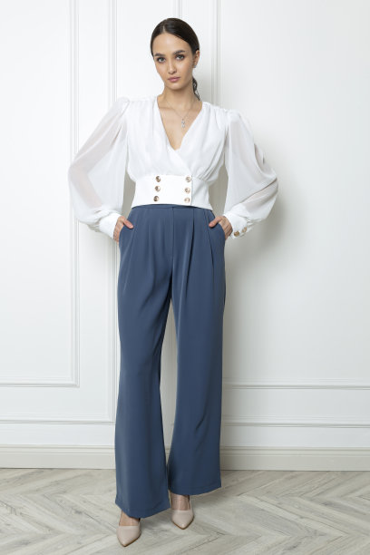 棕色头发的年轻模特穿着秋季概念服装。图片下载