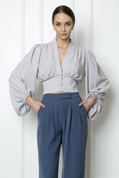 棕色头发的年轻模特穿着秋季概念服装。图片下载