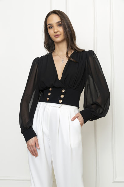 棕色头发的年轻模特穿着秋季概念服装。图片下载