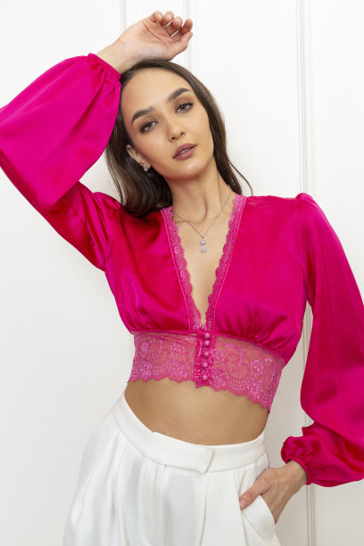 棕色头发的年轻模特穿着秋季概念服装。图片下载