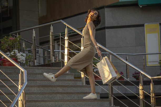 拿着购物袋的女人在购物中心玩得很开心图片下载