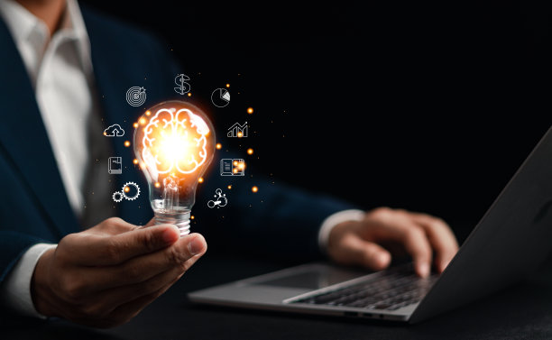 成功的概念。商人手里拿着装有大脑的灯泡。创意和创新灵感。图片下载