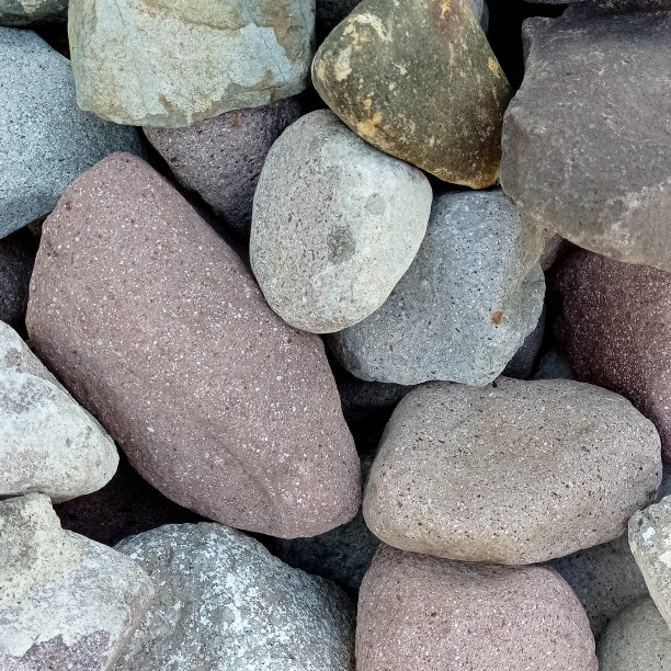 河岸上的一大群岩石图片下载