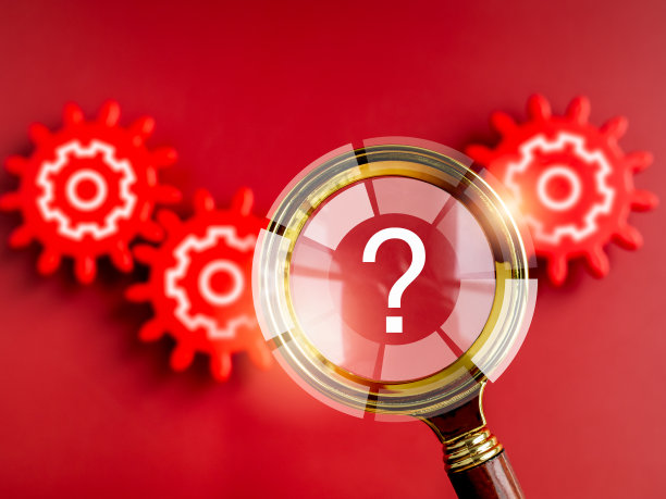 通过红色背景上的红色齿轮观察时，放大镜上出现问号图标。商业战略，创造性思维，解决方案，问题，人类研究，团队合作的概念。图片下载