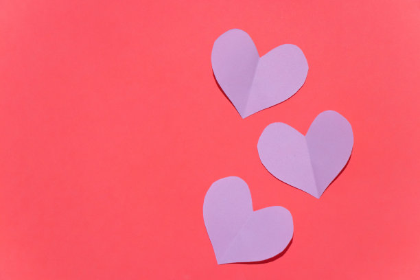 剪纸心躺在纸上，情人节图片下载