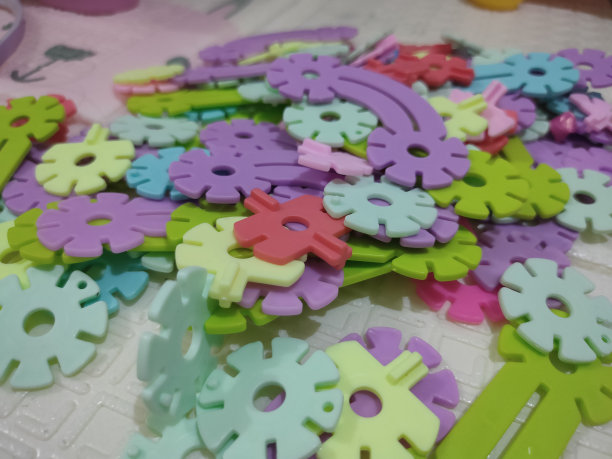 五颜六色的儿童玩具拼图砖、创意积木、炸弹拼图图片下载