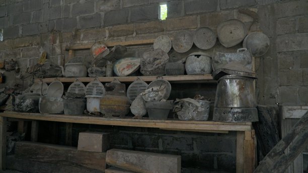 因火山爆发灾难而被毁坏的家居用品图片下载