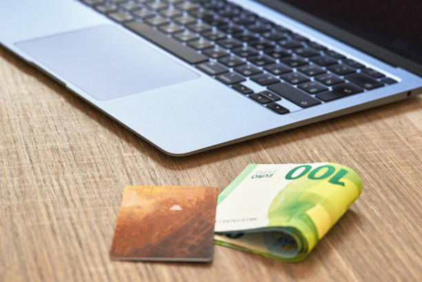 信用卡放在桌上，笔记本电脑旁边，网上支付概念图片下载