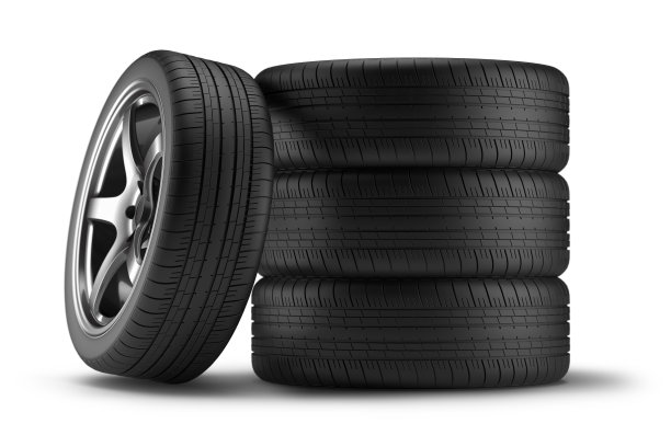 一组汽车轮胎和车轮孤立在一个白色的背景。三维渲染图片下载