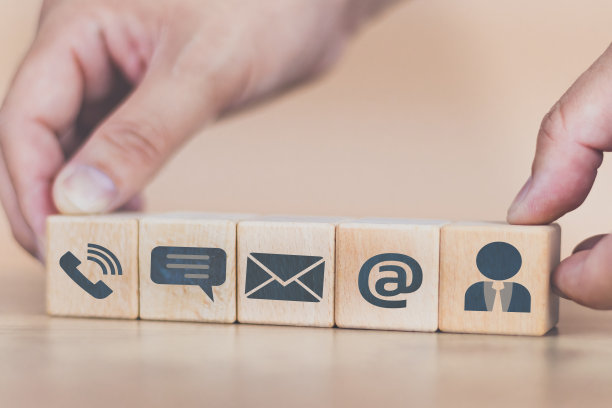 客户支持热线联系我们木立方概念人的手安排木立方瓷砖显示图标。通过电话、聊天、电子邮件、网站或个人联系查询、投诉或帮助图片下载