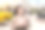 秋天或春天，一个女孩喝着咖啡走在街上。图片下载