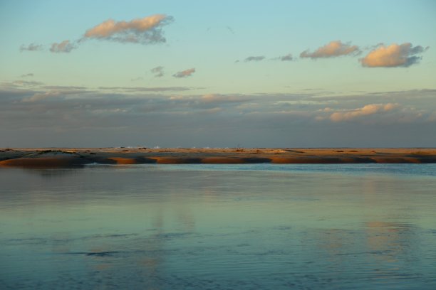 地平线上的沙滩。巴西贝尔蒂奥加的伊塔瓜雷河口图片下载