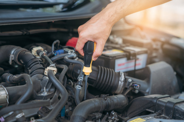 年轻人正在检查和保养他的汽车。汽车维修和保养理念。图片下载