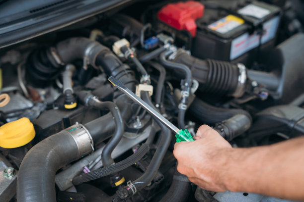 年轻人正在检查和保养他的汽车。汽车维修和保养理念。图片下载