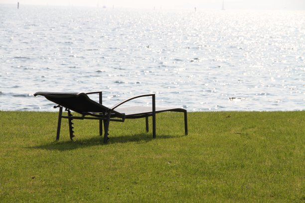 太阳在湖边漫步图片下载