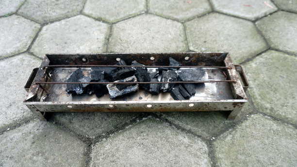 准备木炭烤沙茶或烧烤图片下载