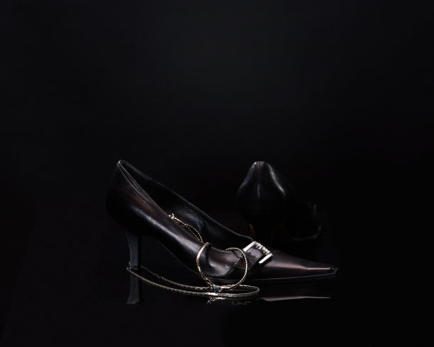 女式模特鞋配项链图片下载