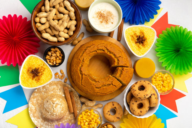 夏季嘉年华嘉年华概念。白色木质背景上的巴西草帽、爆米花、花生和玉米蛋糕图片下载