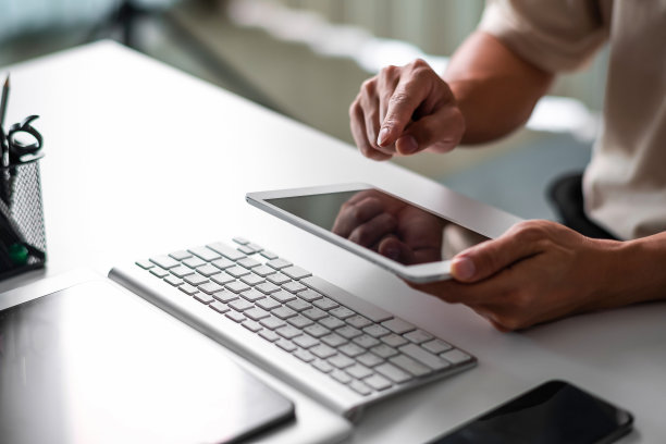 学生使用平板电脑进行电子学习的特写。电子学习技术概念图片下载