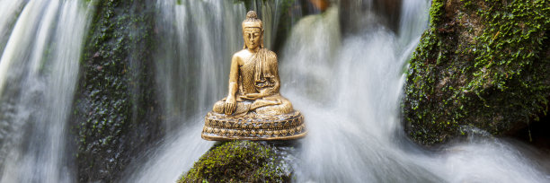 佛像坐在流水瀑布上图片下载