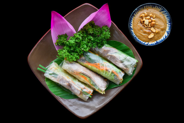 越南nem春卷叶与酱图片下载