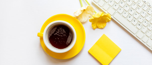 健康保健和办公室工作。黄杯黑咖啡，健康生活，键盘在白木背景。图片下载