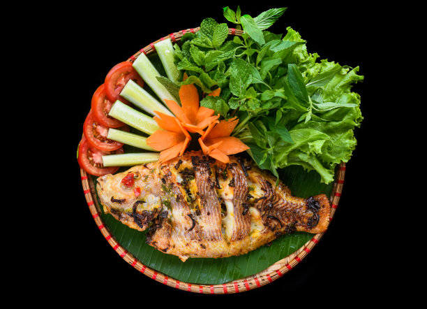 黑色背景的越南青菜炸鱼图片下载