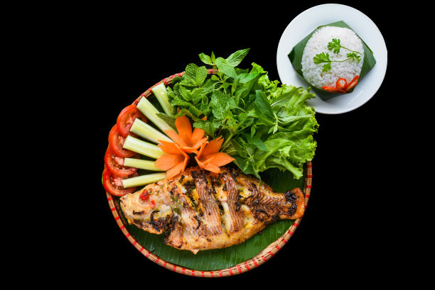 黑色背景的越南青菜炸鱼图片下载