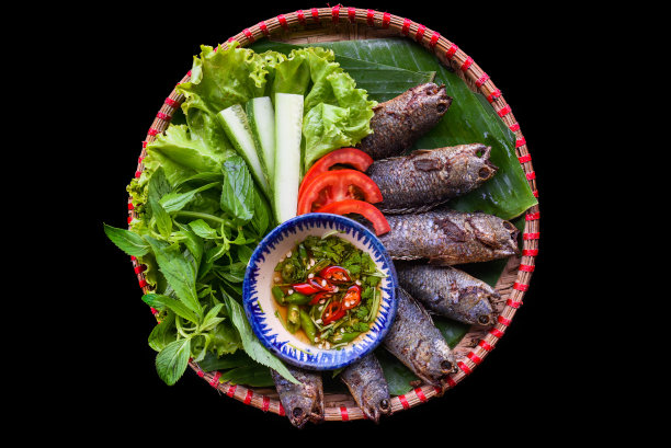 越南炸鱼配蔬菜图片下载