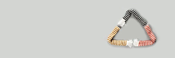 温暖的围巾做成的三角形。春天天气不好。图片下载