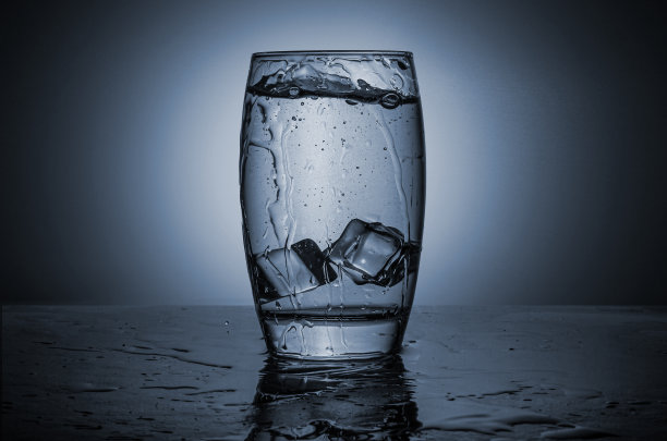一杯冰水。图片下载