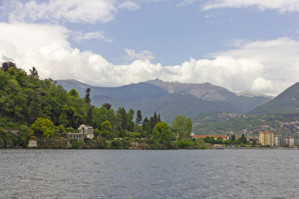 马焦雷湖景观，意大利伦巴第图片下载