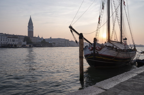 日出时大运河上的贡多拉站，威尼斯，意大利图片下载