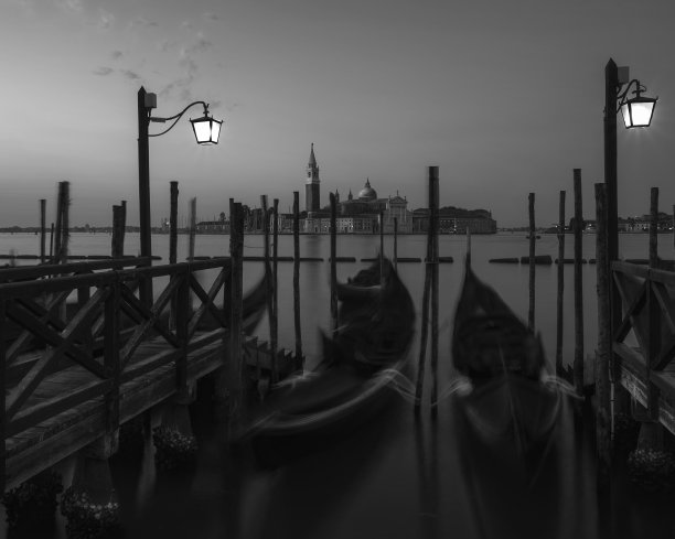 黑白照片，日出前圣马可广场的贡多拉站，背景是圣乔治·马焦雷教堂图片下载