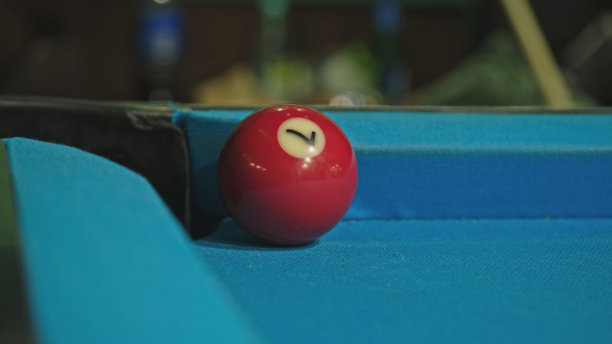 精准击球后撞球落入口袋图片下载