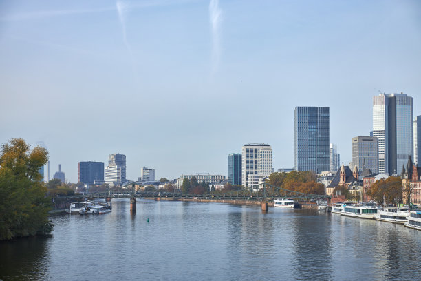 在一个阳光明媚的早晨，法兰克福的天际线。图片下载