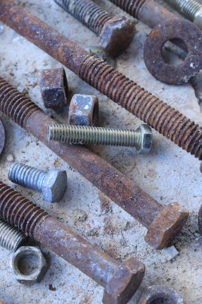 生锈的螺栓。各种钢螺母和螺栓的特写图片下载