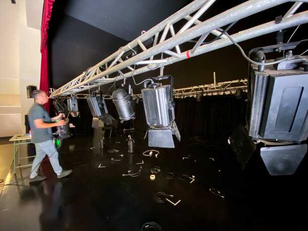 灯光技师在剧院舞台上安装射灯图片下载