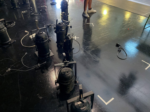 演出开始前，舞台上的聚光灯图片下载