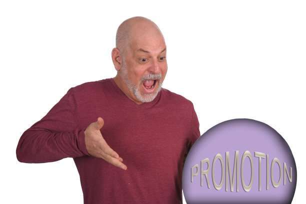 男子手持促销横幅，白色背景的销售披露板图片下载