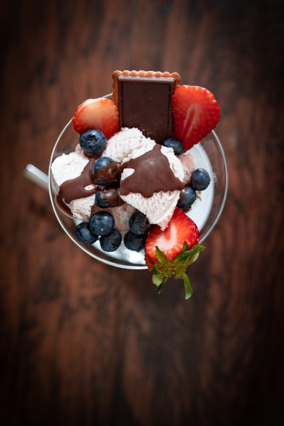 新鲜的自制巧克力冰淇淋，俯视图图片下载