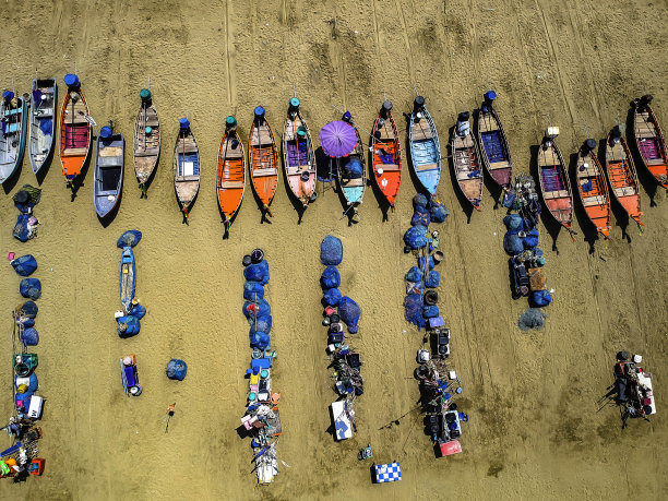 无人机在泰国芭堤雅的中天海滩拍摄的一群当地渔船的航拍照片。图片下载
