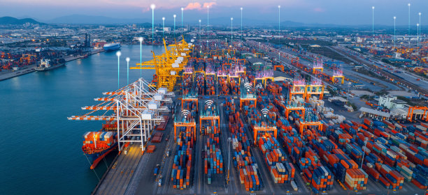 聊天AI机器人。Ai技术用于未来自动运输物流货物运输，商业虚拟图形全球互联网连线连接与Ai聊天。船港高科技。图片下载