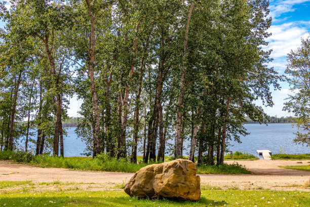 基弗湖穿过树林。尼希尔县，阿尔伯塔省，加拿大图片下载